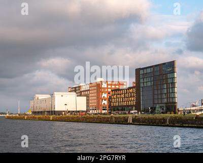 Hotel Jakarta und Wohngebäude auf der Java Island Halbinsel im östlichen hafengebiet von Amsterdam, Niederlande Stockfoto