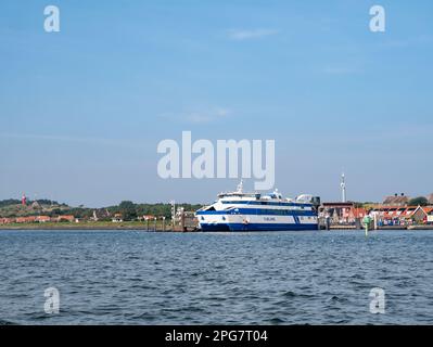 Ost-Vlieland Dorf mit Fähre und Leuchtturm von Waddensea, westfriesische Insel Vlieland, Niederlande Stockfoto