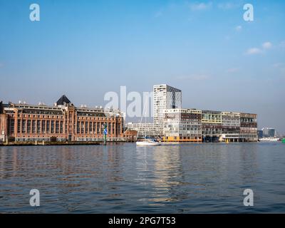 Moderne Apartmentgebäude Silodam in Houthaven am Südufer des Flusses IJ, Amsterdam, Niederlande Stockfoto