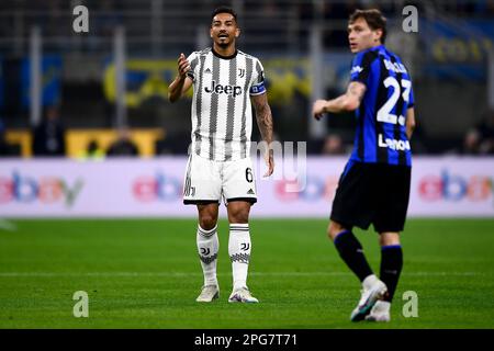 Mailand, Italien. 19. März 2023 Danilo Luiz da Silva vom FC Juventus und Nicolo Barella vom FC Internazionale werden während des Fußballspiels der Serie A zwischen dem FC Internazionale und dem FC Juventus gesehen. Kredit: Nicolò Campo/Alamy Live News Stockfoto