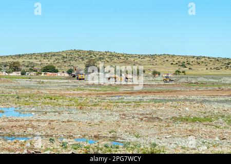 Jagersfontein, Südafrika - 21. Februar 2023: Fahrzeuge, die Giftschlamm aus dem Absetzdamm entfernen, platzten in Jagersfontein in der Freistaat-Provinz Stockfoto