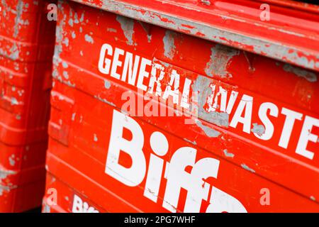 Große rote Biffa Mülltonnen und Müll Stockfoto