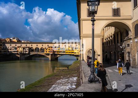 Die berühmte Brücke Ponte Vecchio in Florenz mit dem Vasarikorridor über den Goldschmiedegeschäften Stockfoto