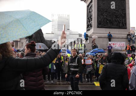 London, Großbritannien. 18. März 2023. Demonstranten protestieren gegen die Erweiterung der Ultra-Low-Emission-Zone (ULEZ) ab August 2023. Stockfoto