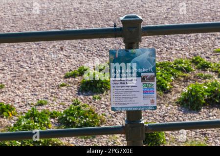 Wenn Sie es nicht nehmen, hilft Ihnen das Meer, Plastik kostenlos zu bekommen Freiwillige helfen, dieses Strandschild in Sidmouth, Devon UK im März zu reinigen Stockfoto