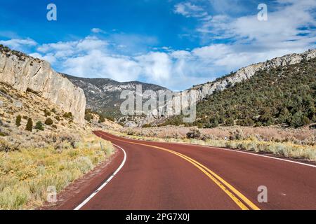 Kalksteinklippen an der Narrows Passage, Steptoe Creek Road (State Highway 486), Cave Lake State Park, Schell Creek Range, in der Nähe von Ely, Great Basin, Nevada Stockfoto