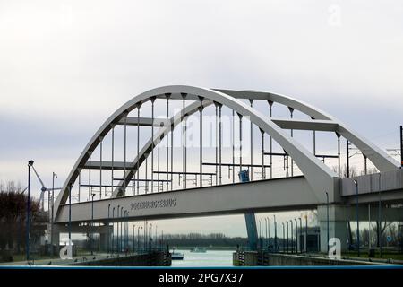 Rozenburgsebrug-Brücke für Güterzüge im Botlek Harbor in Rotterdam Stockfoto