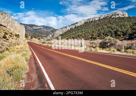 Kalksteinklippen an der Narrows Passage, Steptoe Creek Road (State Highway 486), Cave Lake State Park, Schell Creek Range, in der Nähe von Ely, Great Basin, Nevada Stockfoto