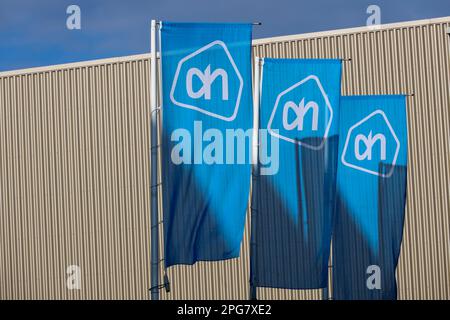 Logo von albert heijn auf Flaggen im Lieferlager in Bleiswijk, niederlande Stockfoto