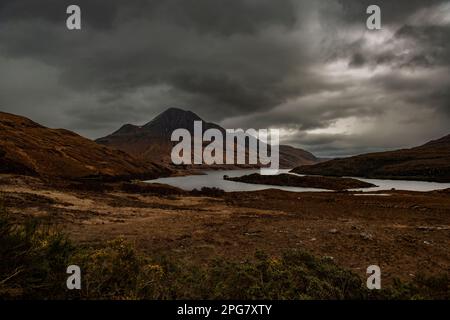 Panoramablick auf den Sgorr Tuath Gipfel und Loch Lurgainn in Assynt, Sutherland, nördlich von Ullapool an der Westküste Schottlands. Stockfoto