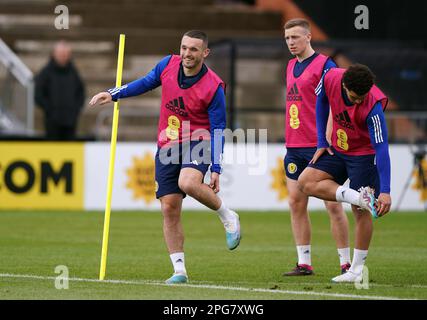 John McGinn aus Schottland (links) während des Trainings in Lesser Hampden, Glasgow. Foto: Dienstag, 21. März 2023. Stockfoto