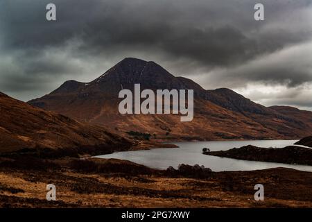 Panoramablick auf den Sgorr Tuath Gipfel und Loch Lurgainn in Assynt, Sutherland, nördlich von Ullapool an der Westküste Schottlands. Stockfoto