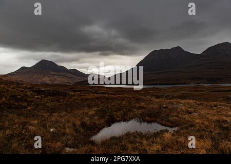 Panoramablick auf den Sgorr Tuath Gipfel und Loch Lurgainn in Assynt, Sutherland, nördlich von Ullapool an der Westküste Schottlands. Stockfoto