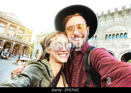 Verliebter junger Mann und verliebte Frau, die auf der Tour durch die Altstadt ein Selfie machen - Wanderlust-Reisekonzept mit einem reizenden Touristenpaar bei den Sehenswürdigkeiten der Stadt Stockfoto