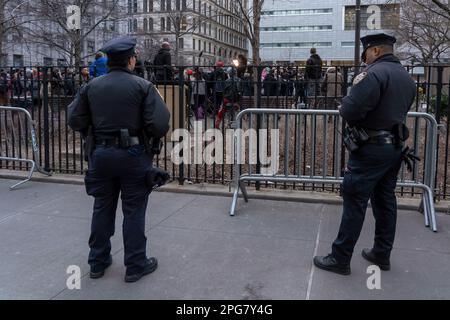 New York, New York, USA. 20. März 2023. (NEU) New York Young Republican Club beantwortet Trumps Ruf nach Kundgebungen. 20. März 2023. New York, USA: Die Anhänger von Präsident Trump versammeln sich vor dem Gerichtsgebäude zu einer Kundgebung zur Unterstützung des ehemaligen Präsidenten Donald Trump inmitten seiner komplexen Rechtslage, die seiner Ansicht nach zu seiner Verhaftung am Dienstag, den 20. März 2023 in New York City führen könnte. (Kreditbild: © M10s/TheNEWS2 via ZUMA Press Wire) NUR REDAKTIONELLE VERWENDUNG! Nicht für den kommerziellen GEBRAUCH! Stockfoto