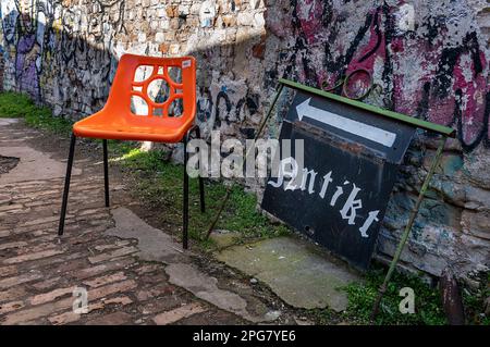 Plastikstuhl in Orange, RAW Area, ehemaliges Reichsbahnausbesserungswerk, Friedrichshain, Berlin, Deutschland Stockfoto