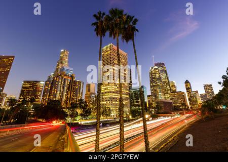 Los Angeles, USA - 5. November 2022: Die Skyline von Los Angeles mit Wolkenkratzern am Abend in Los Angeles, USA. Stockfoto