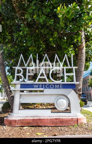 Miami Beach, USA - 15. November 2022: Miami Beach Sign Travel Portrait in Miami Beach, USA. Stockfoto