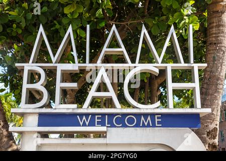 Miami Beach, USA - 15. November 2022: Miami Beach Sign Travel in Miami Beach, USA. Stockfoto