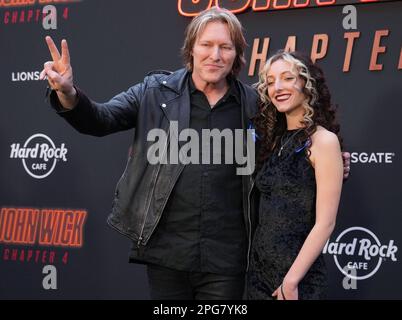 (L-R) Tyler Bates und Lola Colette treffen am 20. März 2023 im Lionsgate's JOHN DOG ein: CHAPTER 4 Los Angeles Premiere im TCL Chinese Theatre in Hollywood, Kalifornien. (Foto: Sthanlee B. Mirador/Sipa USA) Stockfoto