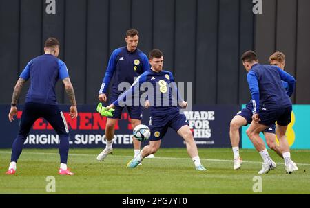 Andy Robertson aus Schottland während des Trainings in Lesser Hampden, Glasgow. Foto: Dienstag, 21. März 2023. Stockfoto