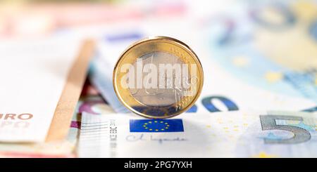 Stuttgart, Deutschland - 25. Februar 2023: Eine Euro-Münze Sparen Sie Geld Finanzen Zahlen Sie Zahlen Banner Mit Freiraum Für Text In Stuttgart, Deutschland. Stockfoto