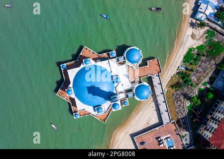 Penang, Malaysia - 8. Februar 2023: Die Schwimmende Moschee Aus Der Vogelperspektive Auf Penang Island, Malaysia. Stockfoto