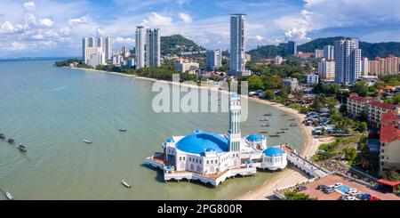 Penang, Malaysia - 8. Februar 2023: Die Schwimmende Moschee Luftpanorama Auf Penang Island, Malaysia. Stockfoto