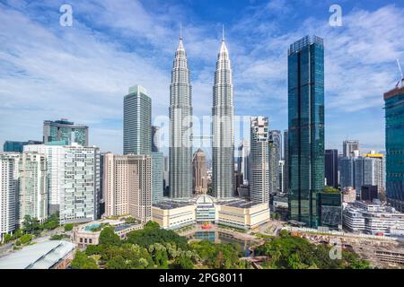 Kuala Lumpur, Malaysia - 5. Februar 2023: Petronas Twin Towers Hochhäuser KLCC Skyline von Kuala Lumpur in Malaysia. Stockfoto