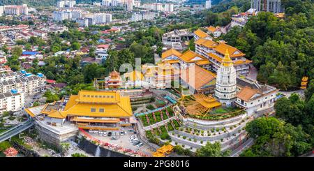 Penang, Malaysia - 8. Februar 2023: Kek Lok Si Tempel Luftbild Panorama Auf Der Insel Penang In Malaysia. Stockfoto