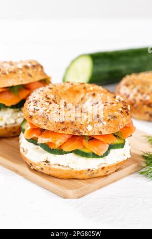 Stuttgart, Deutschland - 15. März 2023: Bagel Roll Sandwich zum Frühstück gekrönt mit Lachsfisch auf Einem Brettsportrait in Stuttgart. Stockfoto