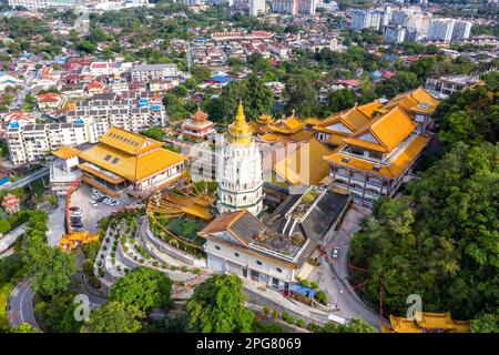 Penang, Malaysia - 8. Februar 2023: Kek Lok Si Tempel Luftbild Auf Der Insel Penang In Malaysia. Stockfoto