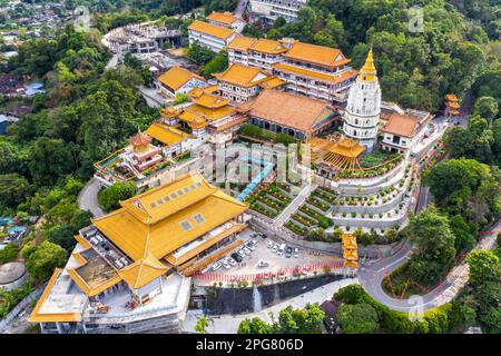 Penang, Malaysia - 8. Februar 2023: Kek Lok Si Tempel Luftbild Auf Der Insel Penang In Malaysia. Stockfoto