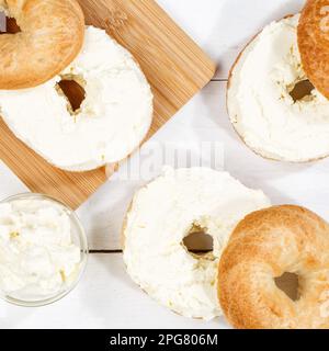 Stuttgart, Deutschland - 18. März 2023: Bagel Roll Sandwich Zum Frühstück Garniert Mit Frischkäse Auf Holzbrett Vom Top Square In Stuttgart. Stockfoto