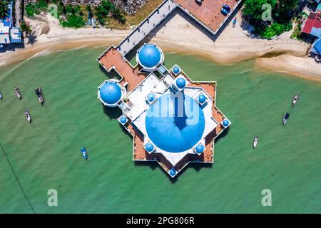 Penang, Malaysia - 8. Februar 2023: Die Schwimmende Moschee Aus Der Vogelperspektive Auf Penang Island, Malaysia. Stockfoto