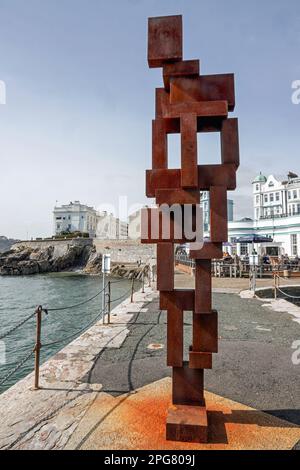 Die Skulptur „Look II“ von Sir Anthony Gormley aus dem Jahr 12ft beobachtet den Plymouth Sound von seiner Heimat am West Hoe Pier Plymouth. Eine menschliche Figur schaut auf das Seesymbol Stockfoto