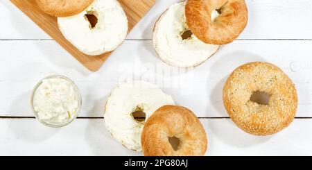 Stuttgart, Deutschland - 18. März 2023: Bagel Roll Sandwich Zum Frühstück Garniert Mit Sahne Käse Auf Holzbrett Panorama Von Oben In Stuttgart, Deutschland Stockfoto