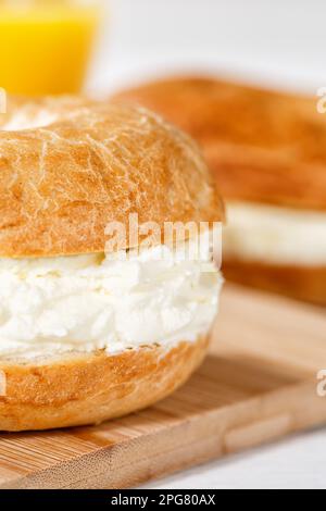 Stuttgart, Deutschland - 18. März 2023: Bagel Roll Sandwich zum Frühstück gekrönt mit Sahne Käse Nahportrait in Stuttgart, Deutschland. Stockfoto