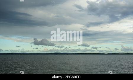 Wolkenlandschaft über dem Wasser nahe Victoria Point in der südlichen Moreton Bay Stockfoto