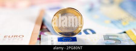 Stuttgart, Deutschland - 25. Februar 2023: One Euro Coin Save Money Finance Pay Panorama With Text Free Space In Stuttgart, Deutschland. Stockfoto