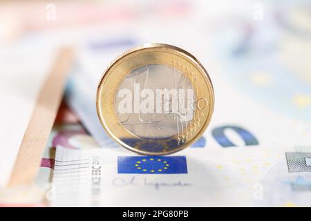 Stuttgart, Deutschland - 25. Februar 2023: Eine Euro-Münze Sparen Sie Geld Finanzierung Bezahlen Sie Mit Text Free Space In Stuttgart, Deutschland. Stockfoto