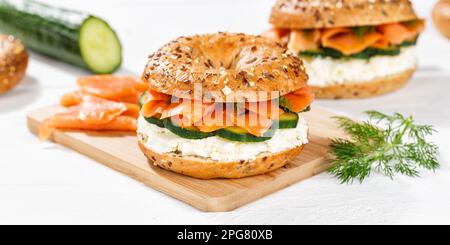 Stuttgart, Deutschland - 15. März 2023: Bagel Roll Sandwich Zum Frühstück Gekrönt Mit Lachsfischpanorama In Stuttgart. Stockfoto