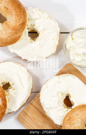 Stuttgart, Deutschland - 18. März 2023: Bagel Roll Sandwich Zum Frühstück Garniert Mit Frischkäse Auf Holzbrett Vom Top Portrait In Stuttgart Stockfoto