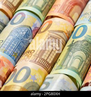 Stuttgart, Deutschland - 25. Februar 2023: Euro Banknotes Save Money Finances Background Pay Banknotes Square In Stuttgart, Deutschland. Stockfoto