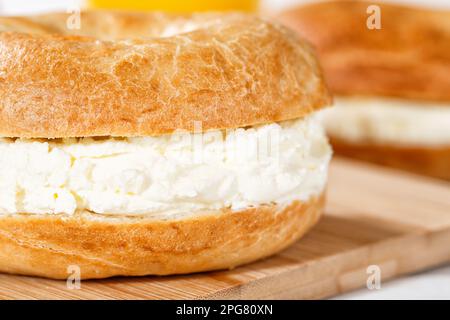 Stuttgart, Deutschland - 18. März 2023: Bagel Roll Sandwich zum Frühstück, gekrönt mit Frischkäse Nahaufnahme in Stuttgart, Deutschland. Stockfoto