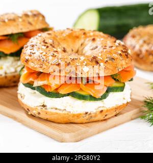 Stuttgart, Deutschland - 15. März 2023: Bagel Roll Sandwich zum Frühstück garniert mit Lachsfischen auf Einem Board Square in Stuttgart. Stockfoto