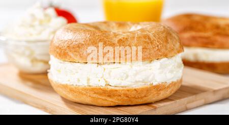 Stuttgart, Deutschland - 18. März 2023: Bagel Roll Sandwich zum Frühstück gekrönt mit Frischkäse Nahpanorama in Stuttgart. Stockfoto