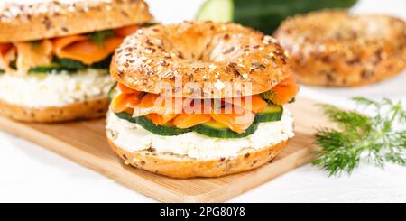 Stuttgart, Deutschland - 15. März 2023: Bagel Roll Sandwich zum Frühstück gekrönt mit Lachsfisch auf einem Brett Panorama in Stuttgart. Stockfoto