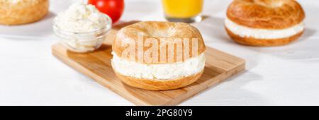 Stuttgart, Deutschland - 18. März 2023: Bagel Roll Sandwich Zum Frühstück Gekrönt Mit Cream Cheese Panorama In Stuttgart. Stockfoto