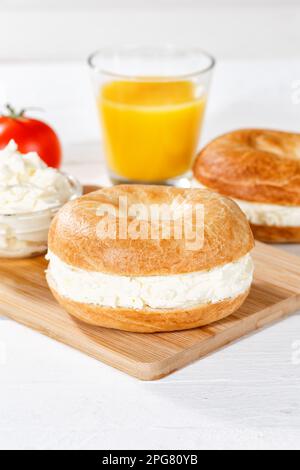 Stuttgart, Deutschland - 18. März 2023: Bagel Roll Sandwich Zum Frühstück Garniert Mit Cream Cheese Tall Format In Stuttgart. Stockfoto